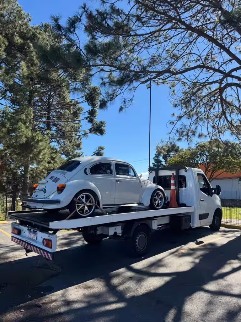 Guincho realizando resgate de um Fusca branco