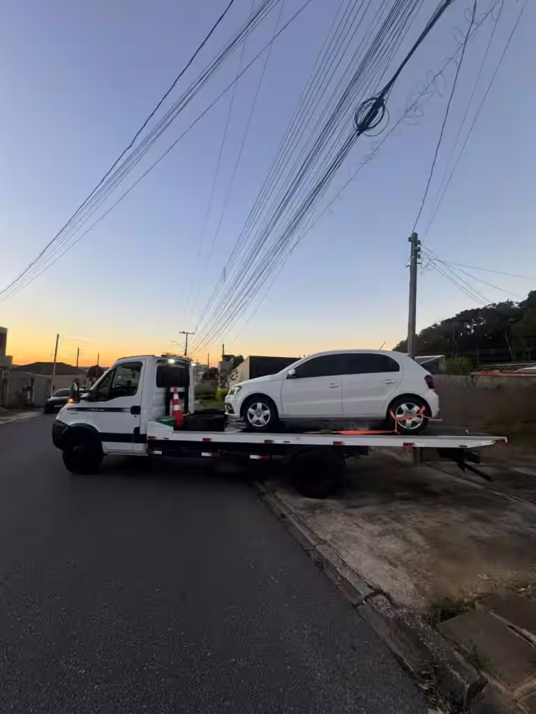 Guincho curitiba transporte de veículo Gol no entardecer