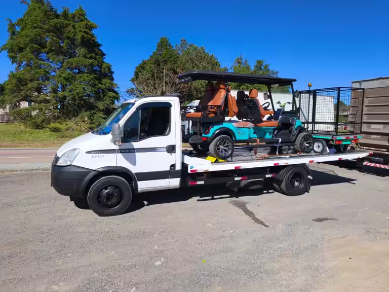 Guincho transportando mini veículo utilitário / carrinho de golfe